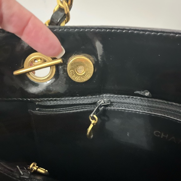 Chanel Black Parent Leather Shoulder Bag with CC logo - Picture 6 of 15